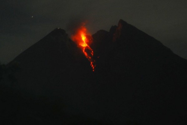 Gunung Merapi Dua Kali Luncurkan Lava Pijar Minggu Dini Hari