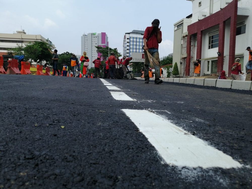 Pemkot Pasang Markah Jalan Raya Gubeng Agar Laik Dilintasi