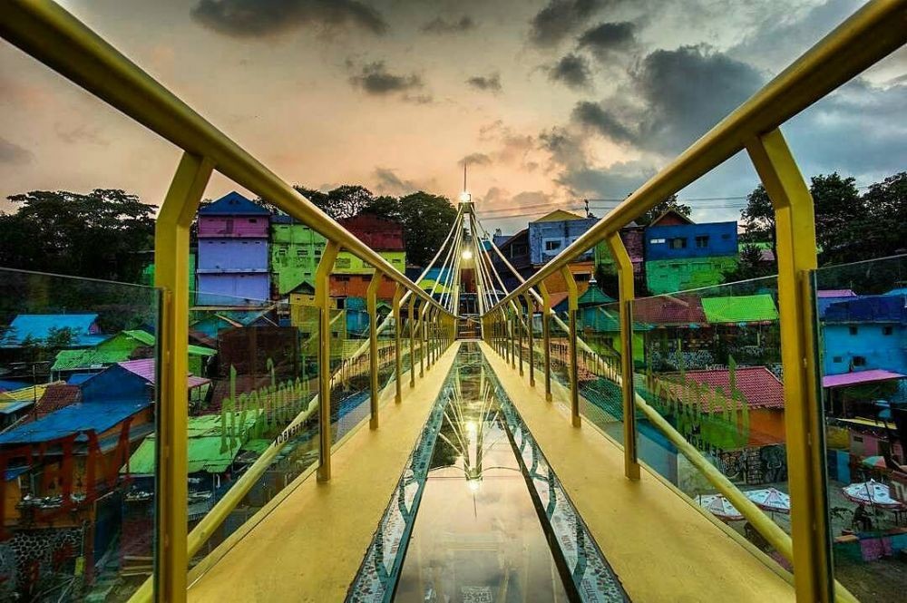 5 Jembatan Kaca di Indonesia, Sensasinya Menegangkan!