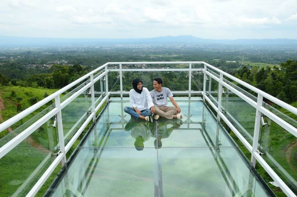 5 Jembatan Kaca  di Indonesia Sensasinya Bisa Bikin 