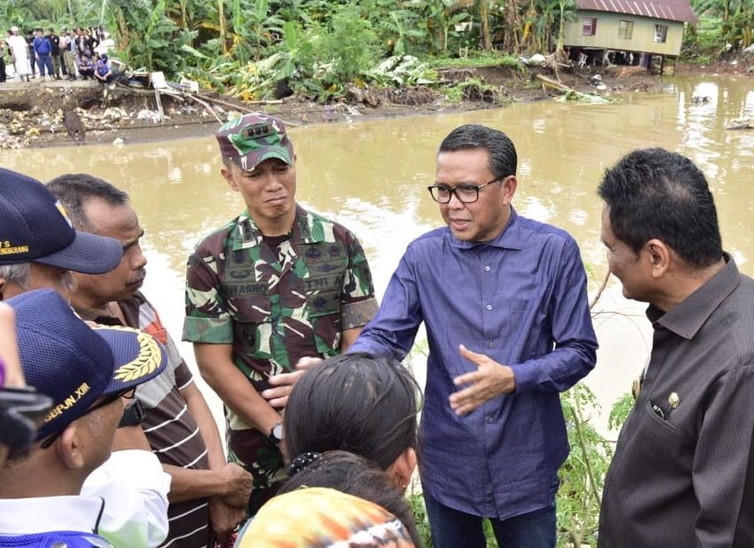 Gubernur Sulsel Kunjungi Lokasi Banjir di Kabupaten Barru