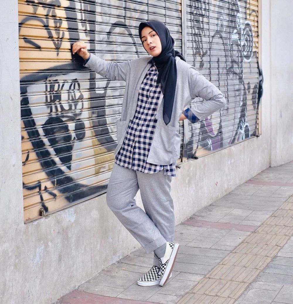 Gambar Style  Hijab Dengan  Sepatu All Star Terbaru Styleala