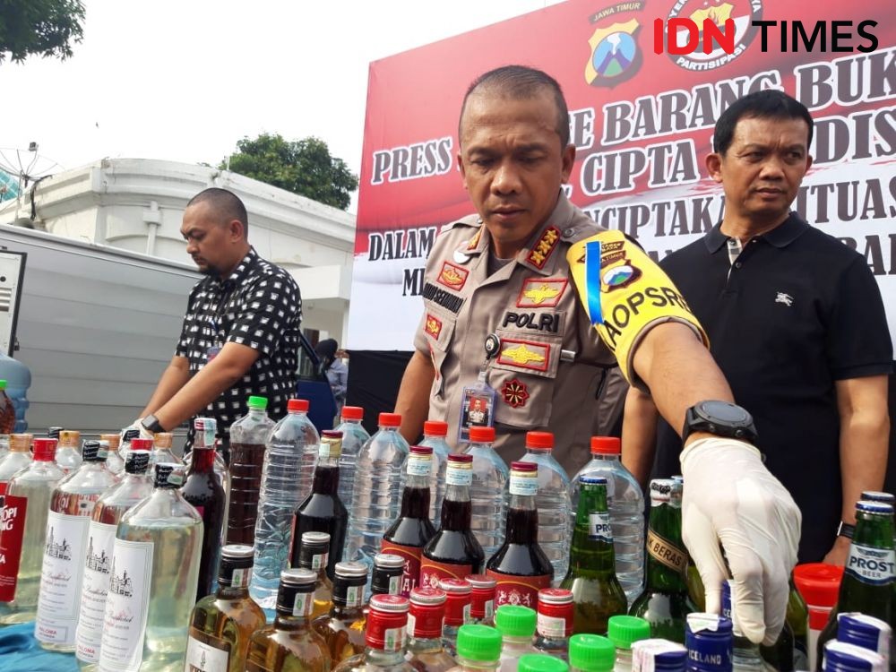Wow! Dalam Semalam, Polrestabes Surabaya Sita 1500 Botol Miras Ilegal 
