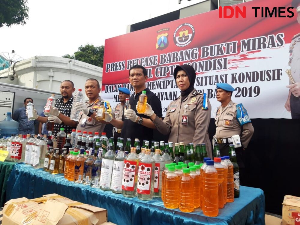 Wow! Dalam Semalam, Polrestabes Surabaya Sita 1500 Botol Miras Ilegal 