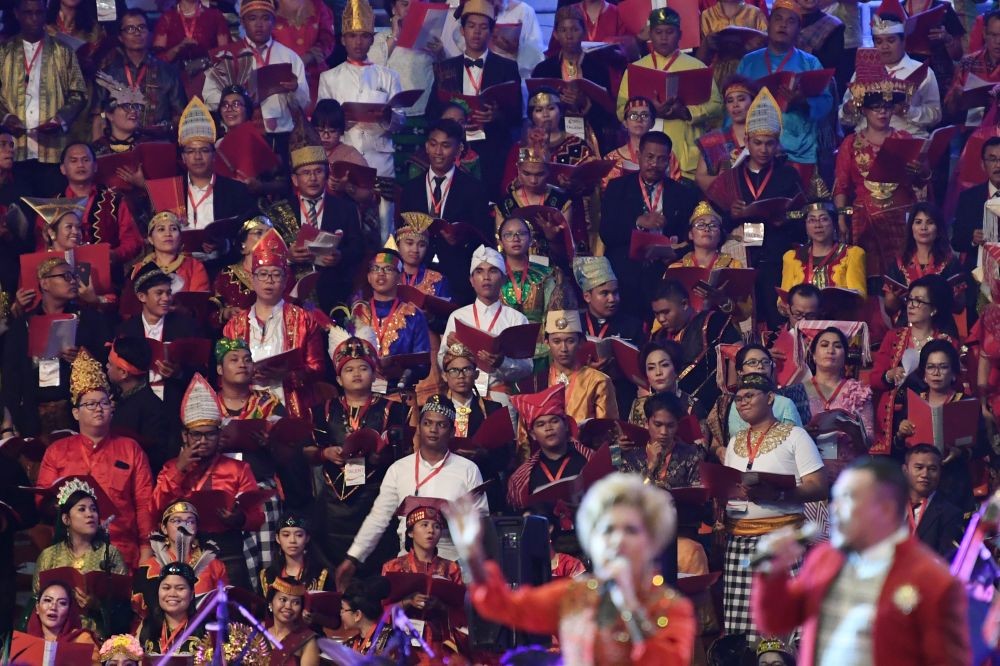 Presiden Jokowi Kenakan Jas dan Ulos Hadiri Natal Nasional di Medan