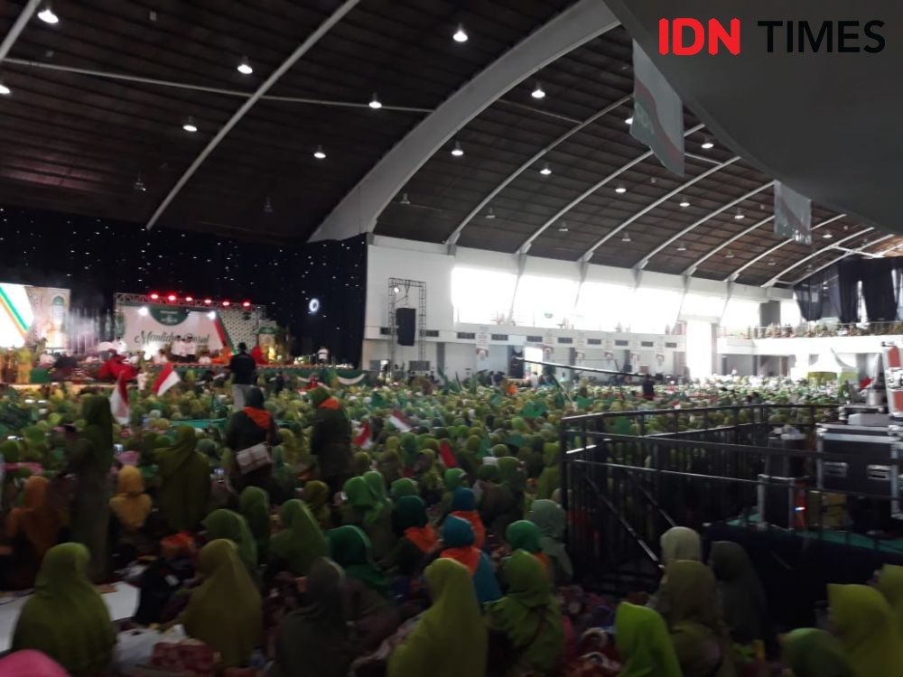 Khofifah Kumpulkan Ribuan Kader Muslimat di Surabaya, Ada Apa?