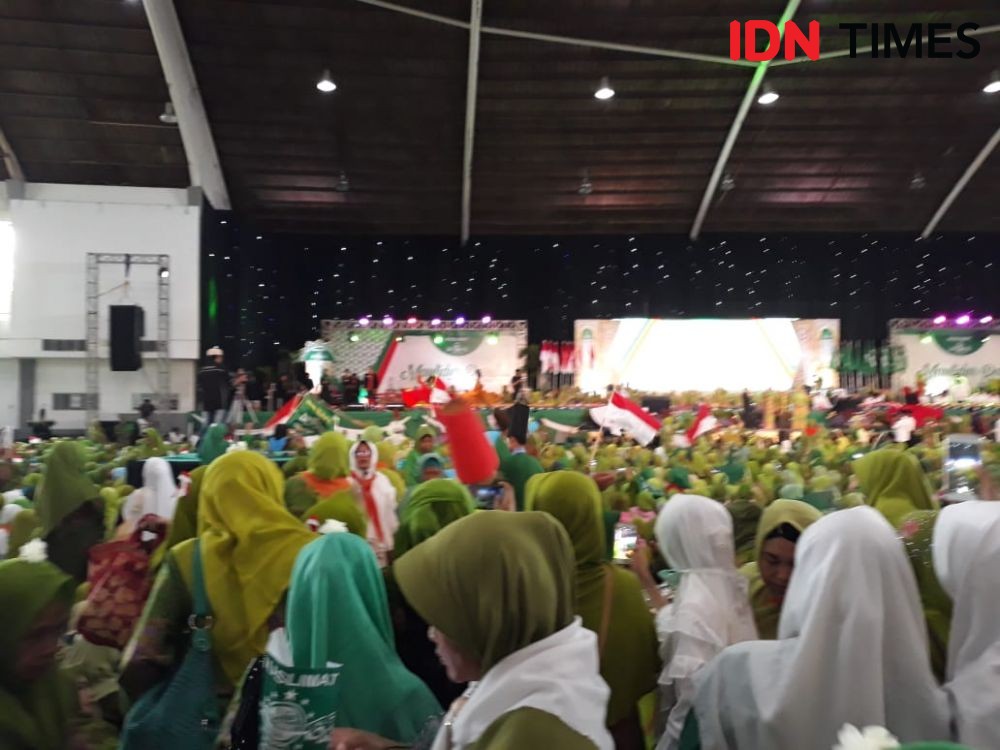 Khofifah Kumpulkan Ribuan Kader Muslimat di Surabaya, Ada Apa?