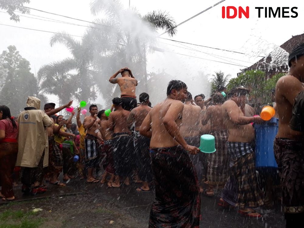 Tradisi Unik di Bali, Perang Air Suwat Untuk Melawan Energi Buruk