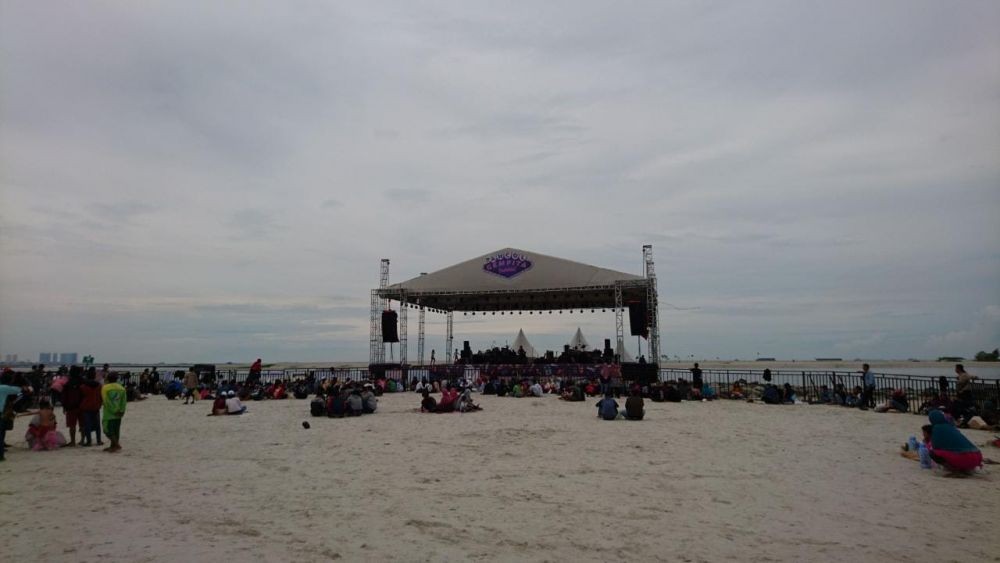 FOTO: Begini Serunya Tahun Baruan di Pantai Ancol!