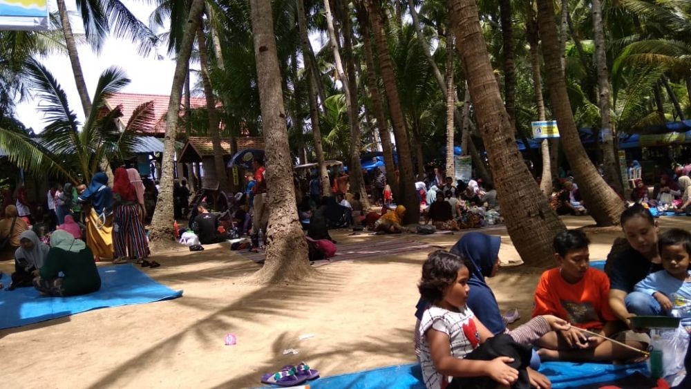Gelombang Tinggi Tak Surutkan Warga Tuban Berwisata di Pantai