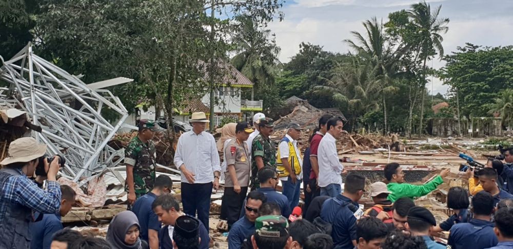Kontroversi Pose Sendiri Jokowi Saat Tinjau Lokasi Tsunami