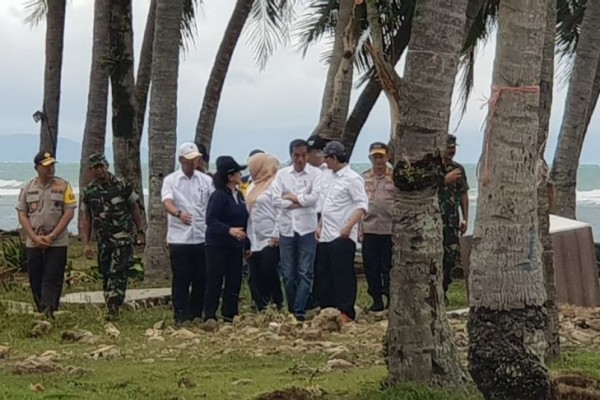 Kontroversi Pose Sendiri Presiden Jokowi Di Pantai Carita Banten