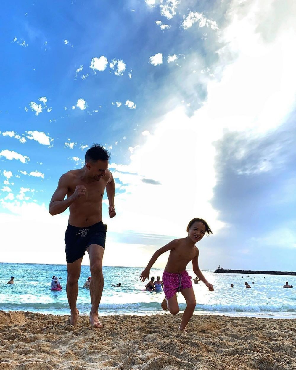 10 Momen Liburan Tahun Baru Keluarga Sinclair di Hawaii, Eksotis!