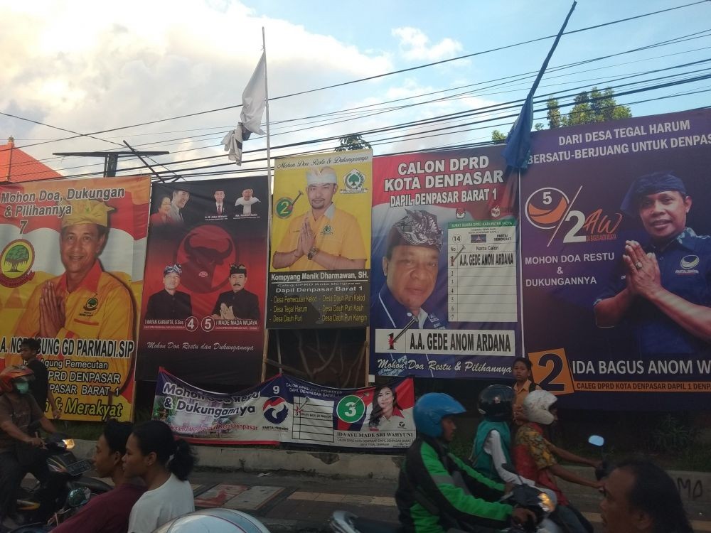 Bawaslu Sumsel Temukan Poster Caleg Berseragam Dinas di Palembang