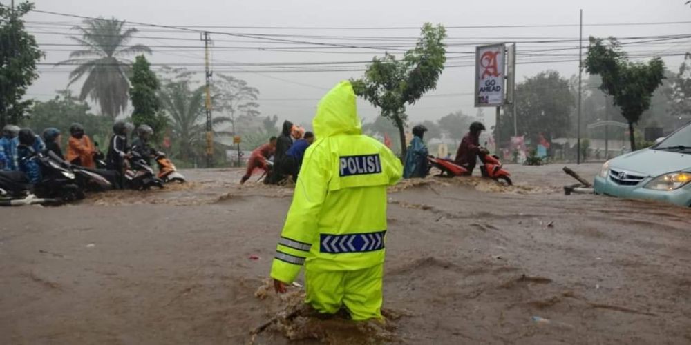 Hujan Deras, Jalan Protokol Lawang Malang Banjir Sepaha Orang Dewasa