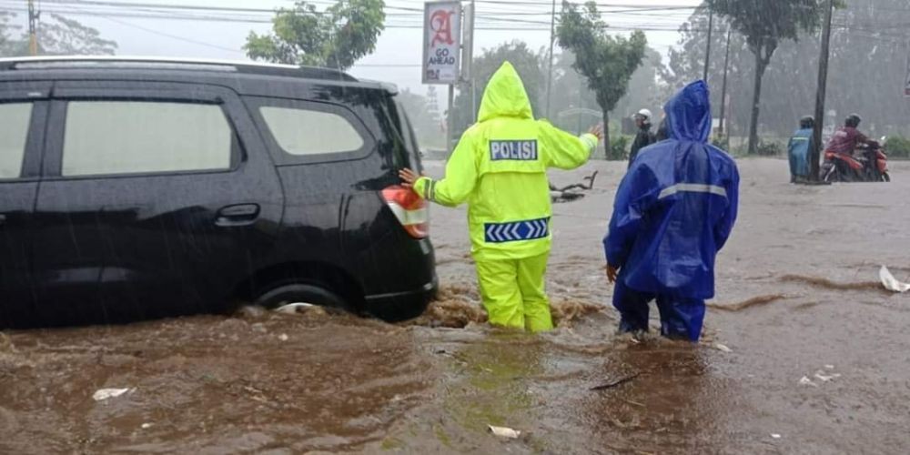 Hujan Deras, Jalan Protokol Lawang Malang Banjir Sepaha Orang Dewasa