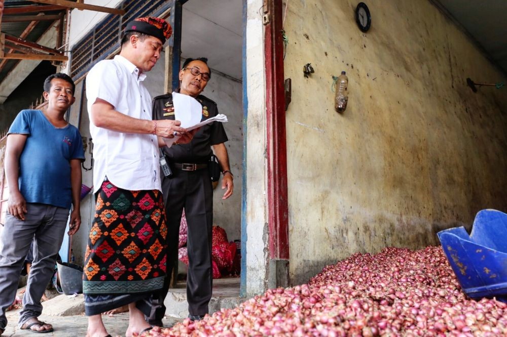 Foto Bareng Jokowi, Bupati Klungkung Disebut Kader yang Miskin Moral