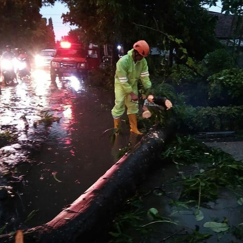 Awal Tahun, Bojonegoro Disambut Banjir dan Angin Kencang