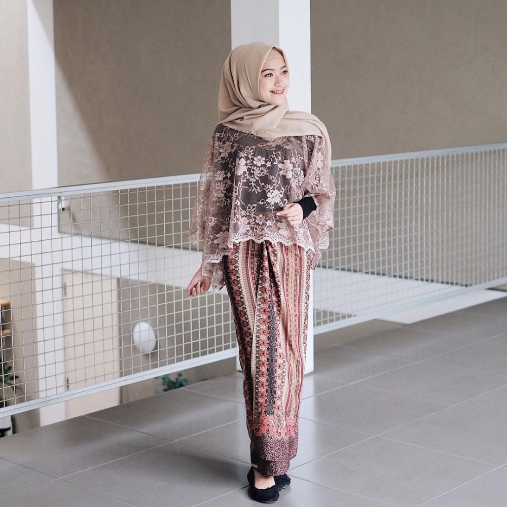 10 Referensi Paling Kece Kebaya Hijab Ala Selebgram Saritiw