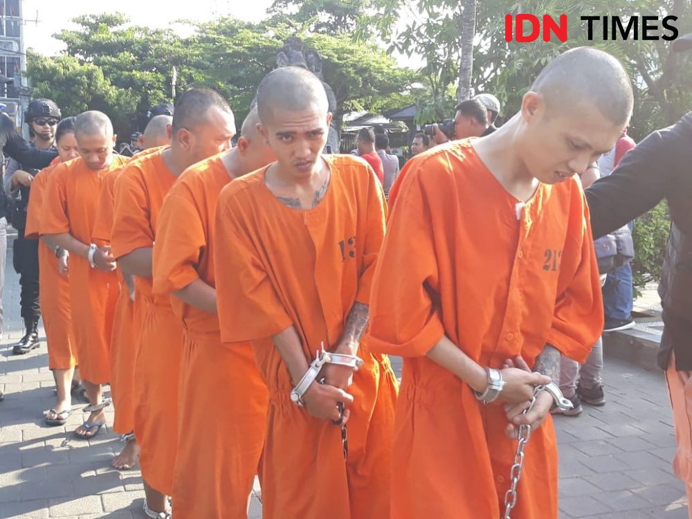 Tak Umum, Rilis Tersangka Kasus Narkoba di Bali Diborgol Depan Publik