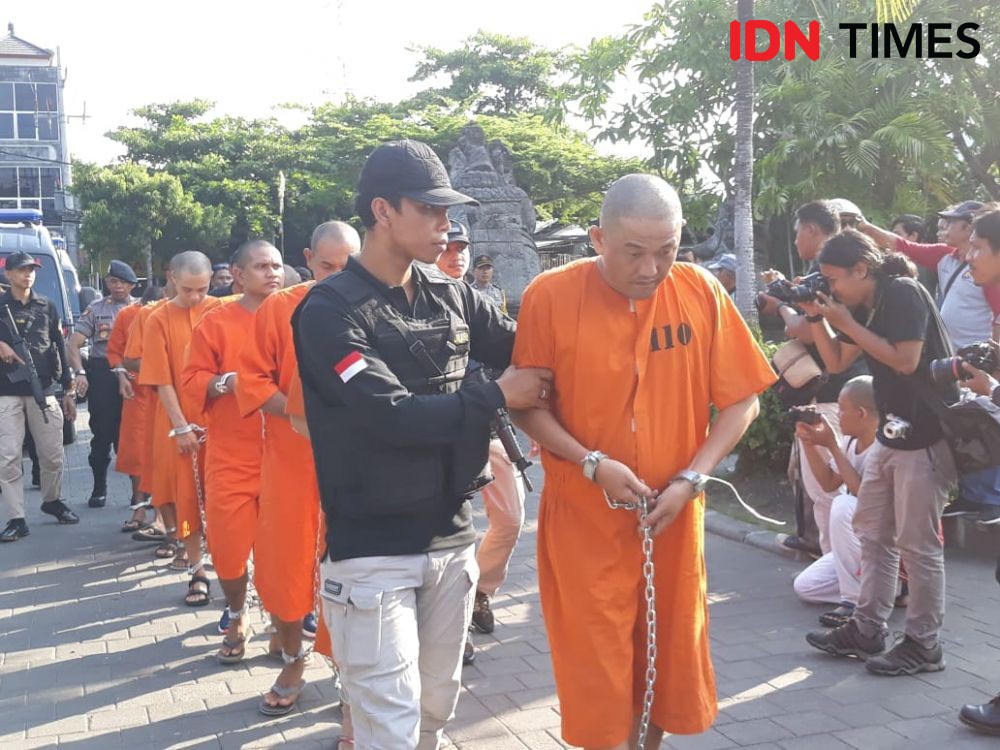 Tak Umum, Rilis Tersangka Kasus Narkoba di Bali Diborgol Depan Publik