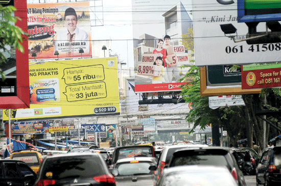 Ganggu Keindahan Kota Medan, Satpol PP Tertibkan Papan Reklame Ilegal