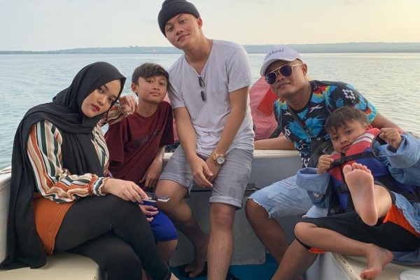 Abaikan Gosip, 10 Potret Bahagia Sule Ajak Anaknya Liburan