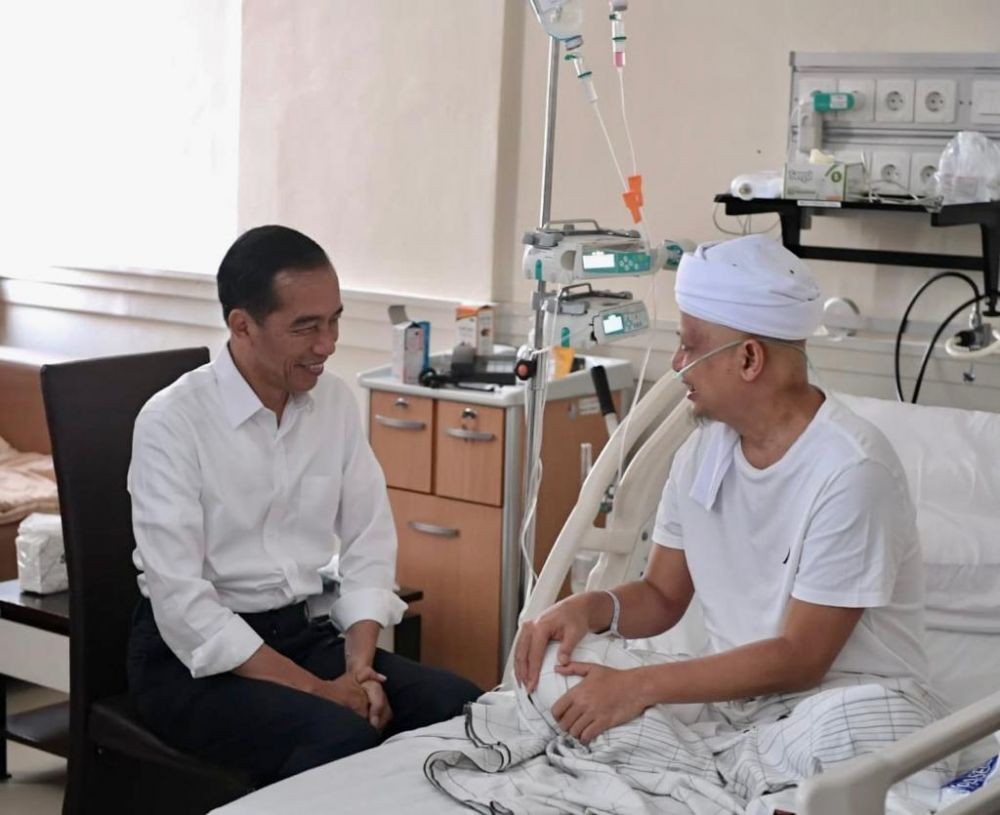 Jenguk ke RSCM, Jokowi Doakan Ustaz Arifin Ilham Cepat Sembuh
