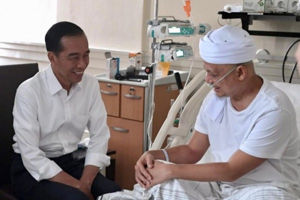 Jenguk ke RSCM, Jokowi Doakan Ustaz Arifin Ilham Cepat Sembuh