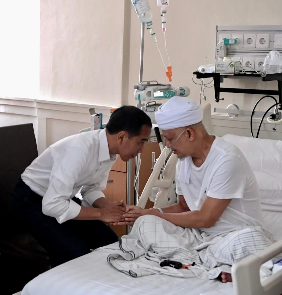 Jenguk ke RSCM, Jokowi Doakan Ustaz Arifin Ilham Cepat Sembuh