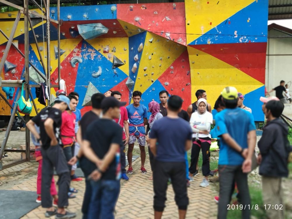 Pemanjat Dinding di Makassar Tewas Terjatuh, Polisi Periksa Dua Saksi