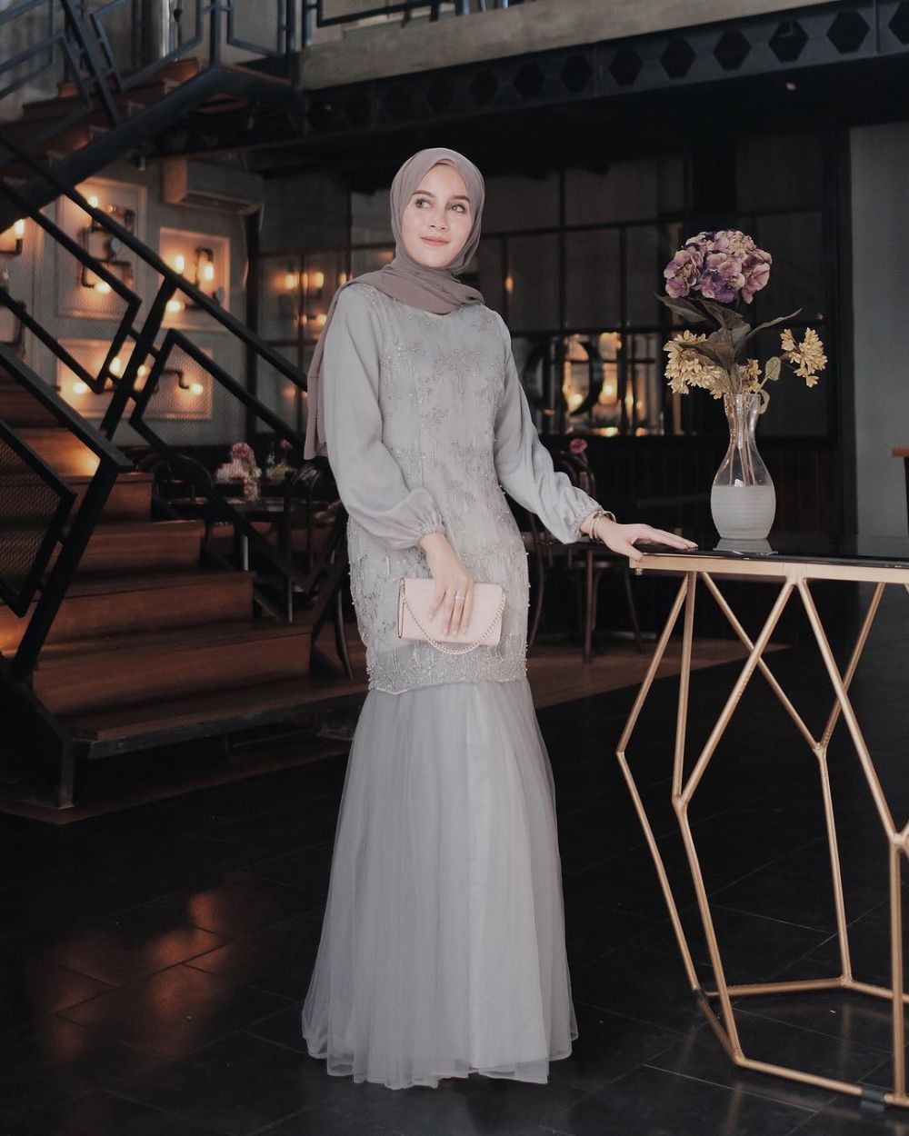 Anti Ribet, 8 Referensi Dress dengan Hijab yang Simple tapi Anggun