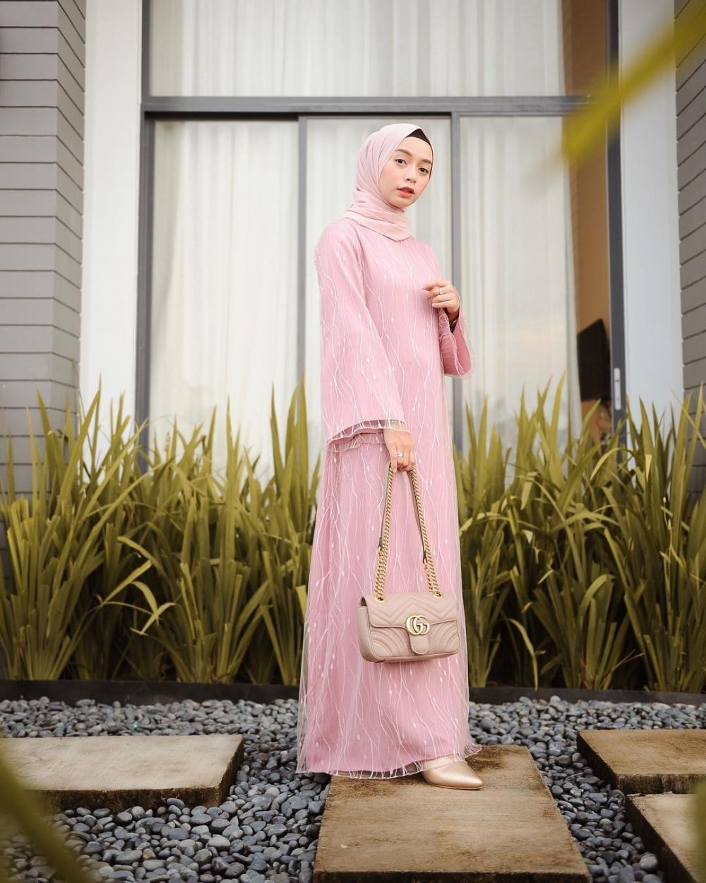 Anti Ribet, 8 Referensi Dress dengan Hijab yang Simple tapi Anggun