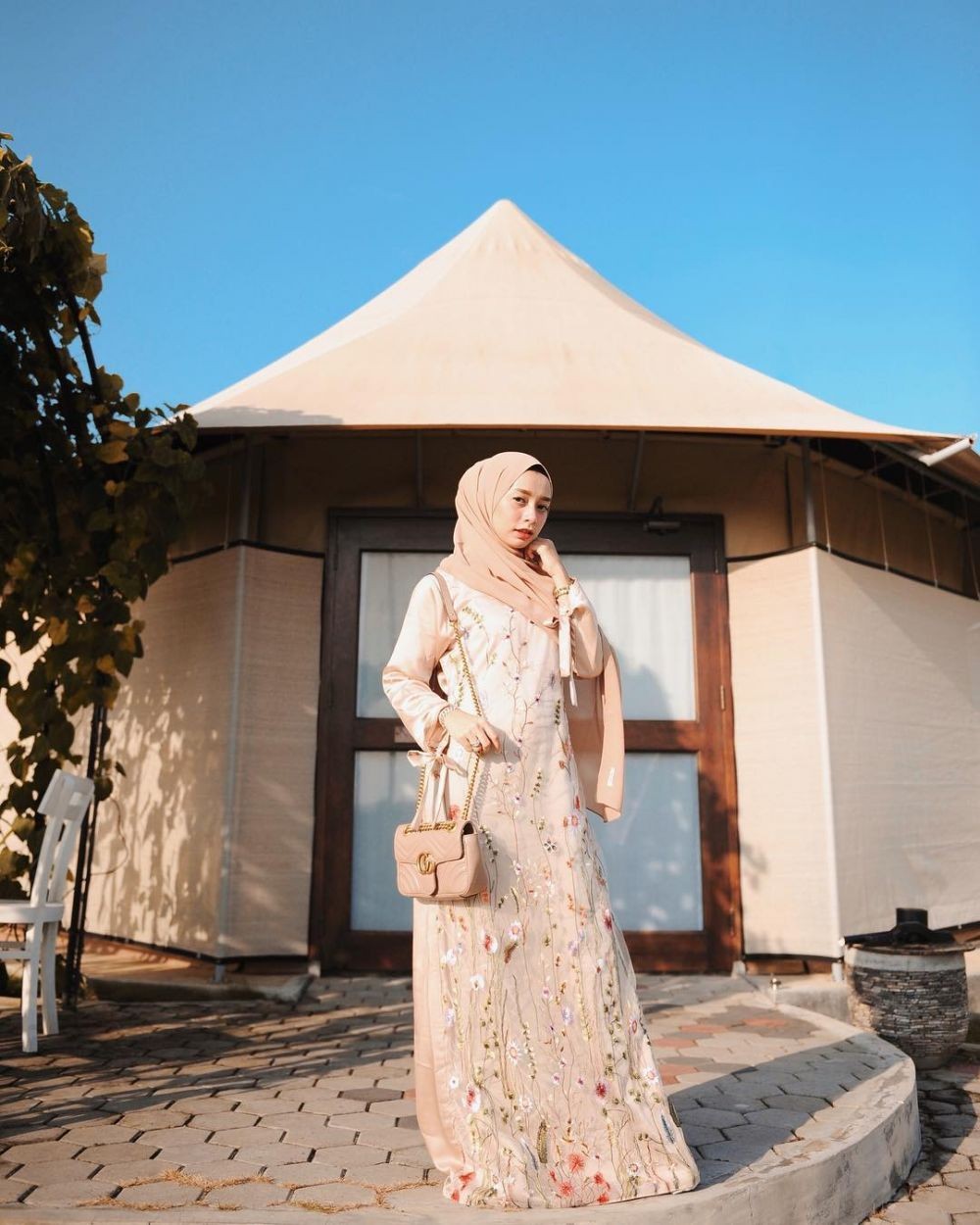 Anti Ribet, 8 Referensi Dress dengan Hijab yang Simple tapi Anggun