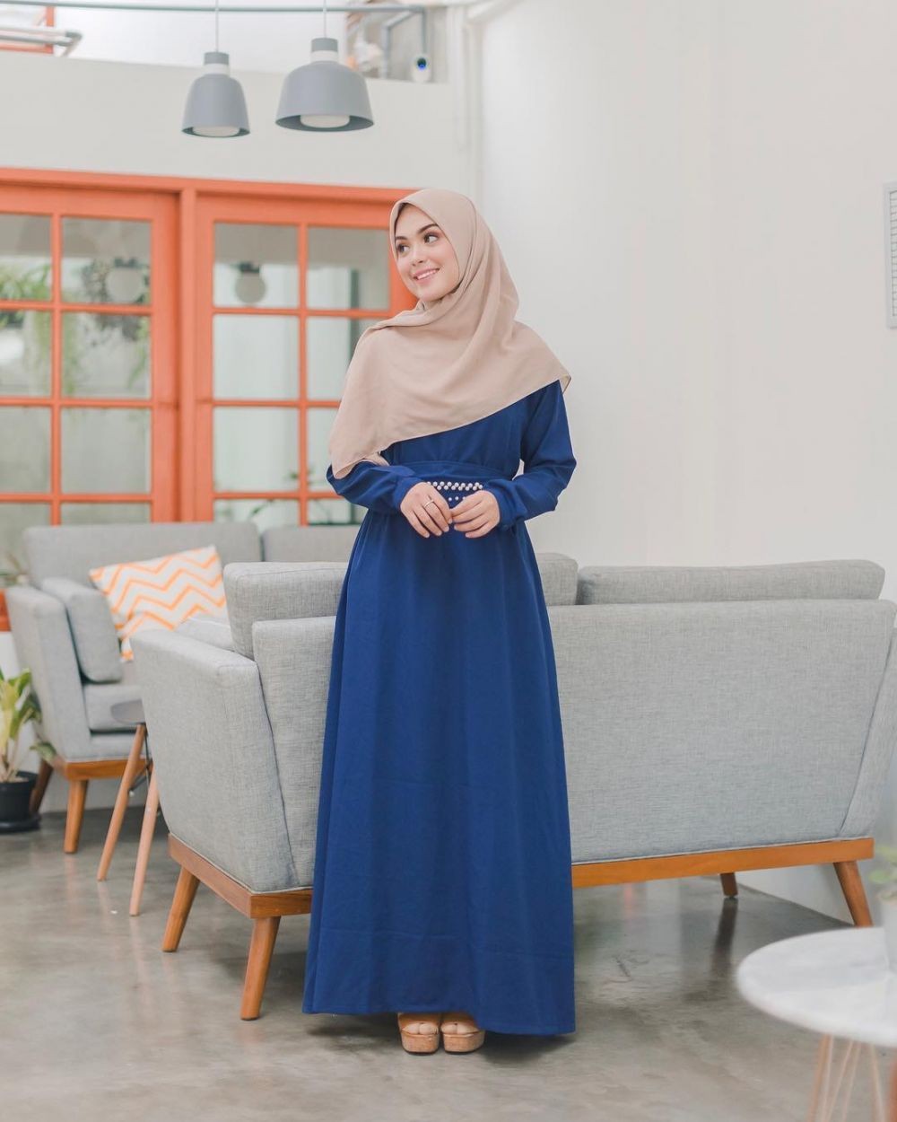 10 Inspirasi Outfit Vebby Palwinta Dengan Hijab Syari