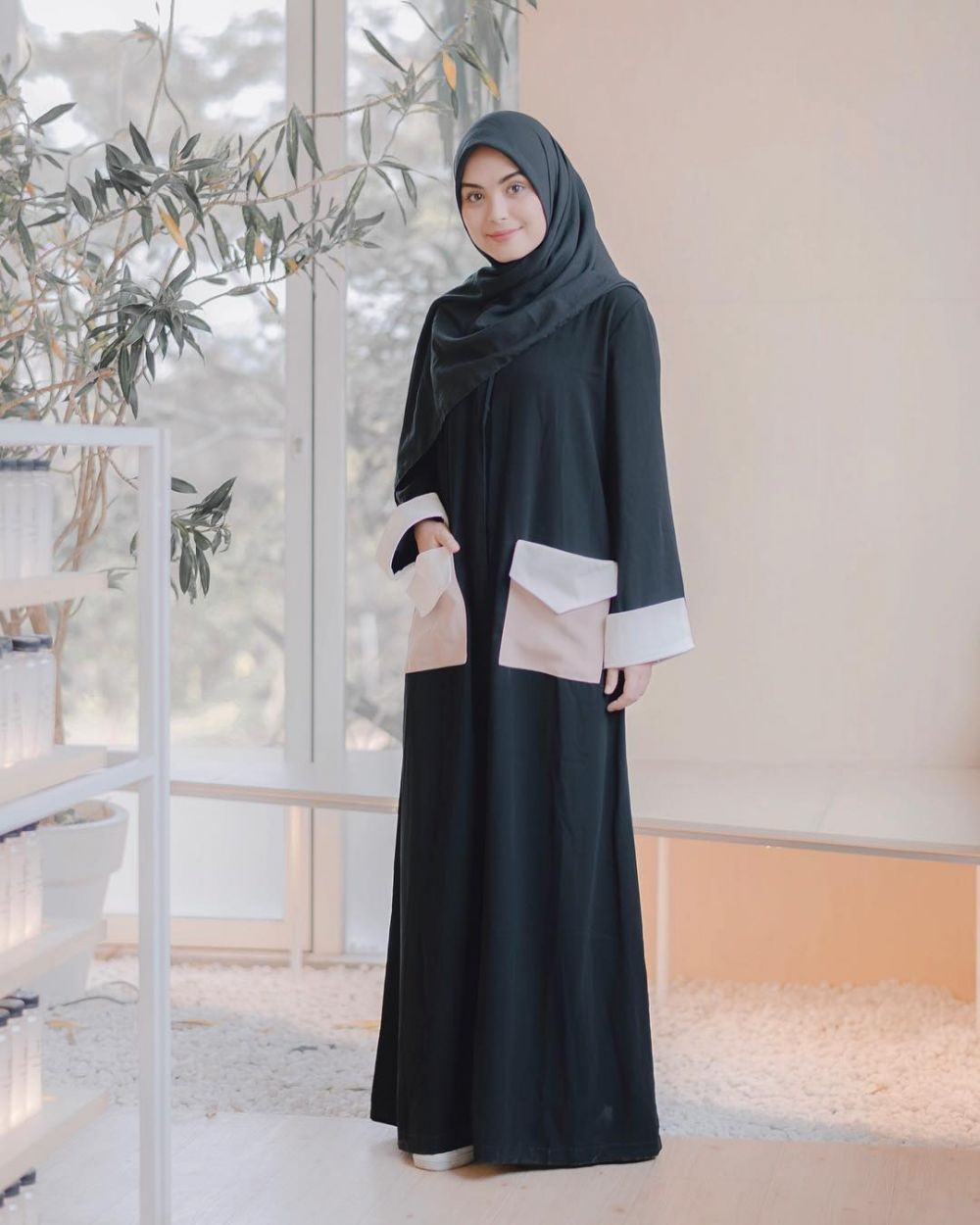 10 Inspirasi Outfit Vebby Palwinta Dengan Hijab Syari