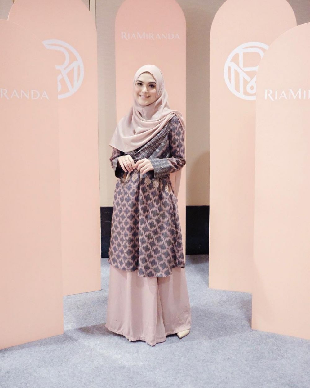 10 Inspirasi Outfit Vebby Palwinta Dengan Hijab Syari