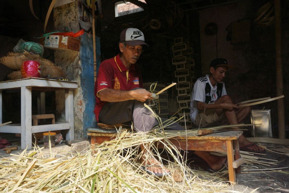 Sebulan Jelang Imlek, Produksi Lampion Bambu Meningkat 100 persen