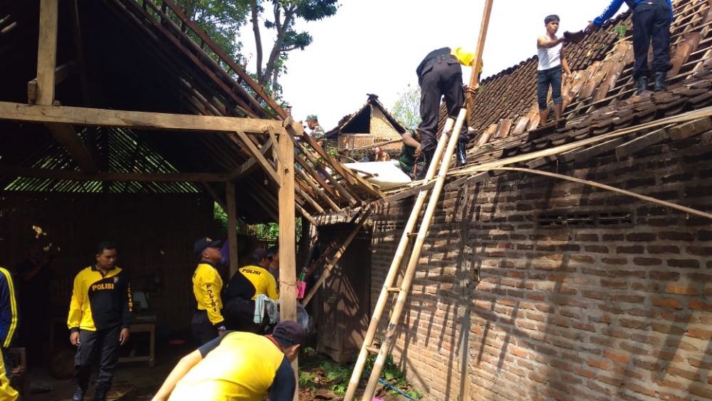 Hujan Deras, 2 Rumah di Lereng Gunung Wilis Tertimpa Pohon Tumbang