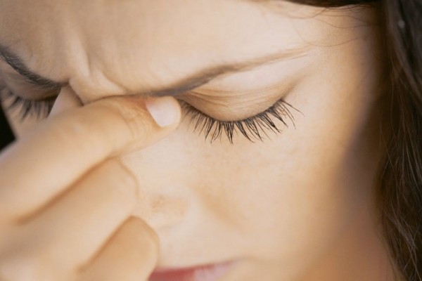 7 Alasan Matamu Sangat Sensitif terhadap Cahaya, Terasa Silau Banget!