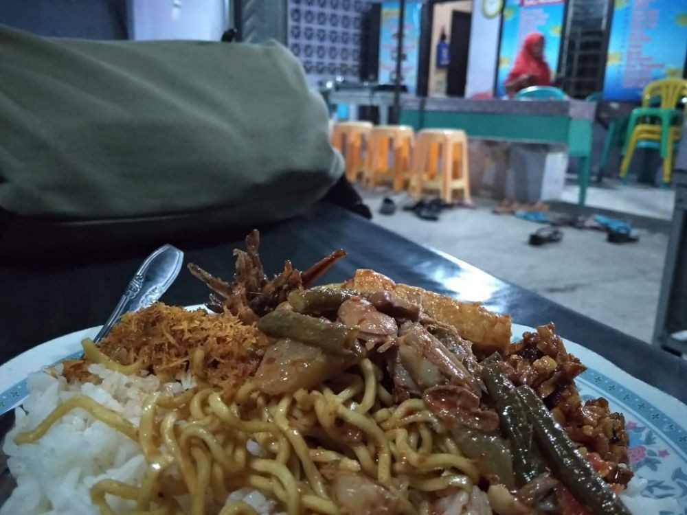 Nasi Keranda, Kuliner Unik Kaya Lauk dari Kabupaten Bangkalan