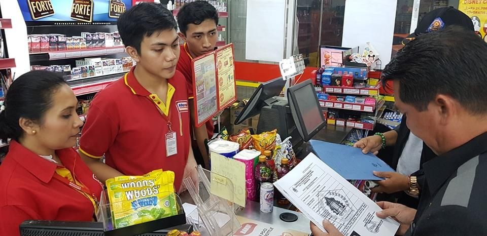 Cegah Panic Buying, Polisi Jaga Toko Swalayan di Makassar