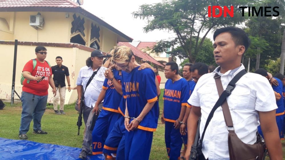 Polda Jatim Bongkar Kasus Pembajakan Truk Kontainer Polda Jatim Bongkar Kasus Pembajakan Truk Kontainer