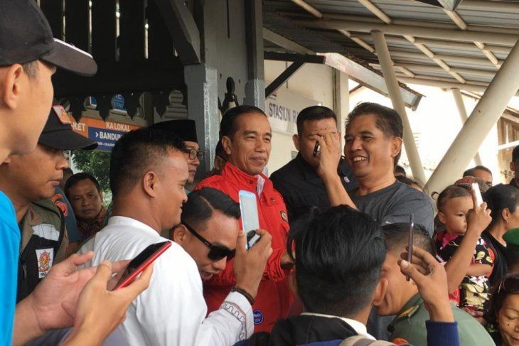 Semarak Warga Garut Menyambut Kedatangan Jokowi