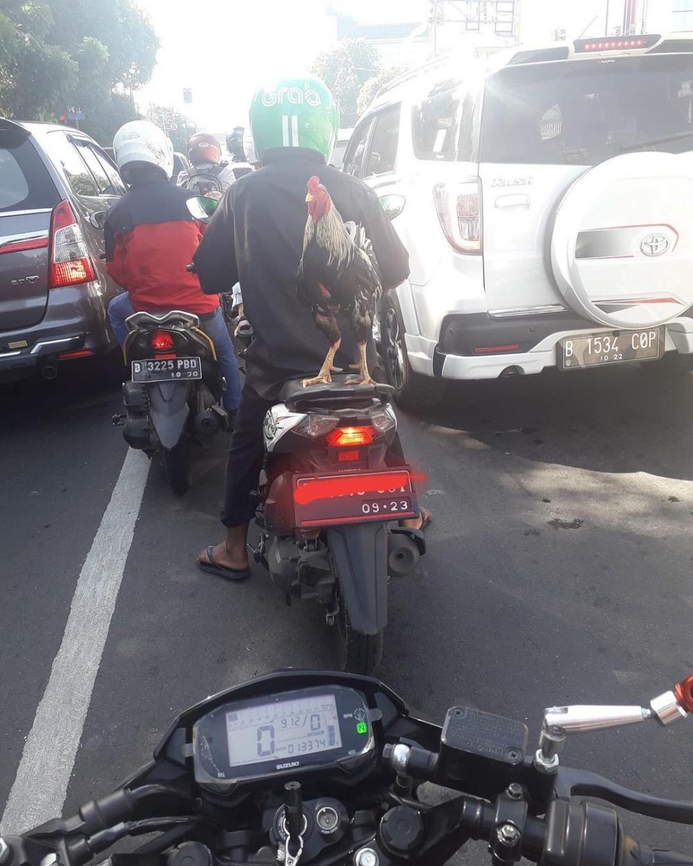 12 Foto Kelakuan Pengendara Sepeda Motor Di Indonesia