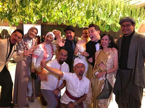 10 Potret Artis Hadiri Nikahan Edric, Geng Extravaganza Hadir, Lho!