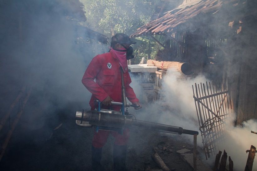 Bersihkan Jentik Nyamuk, Petugas Puskesmas Blusukan ke Lapas Kedungpane