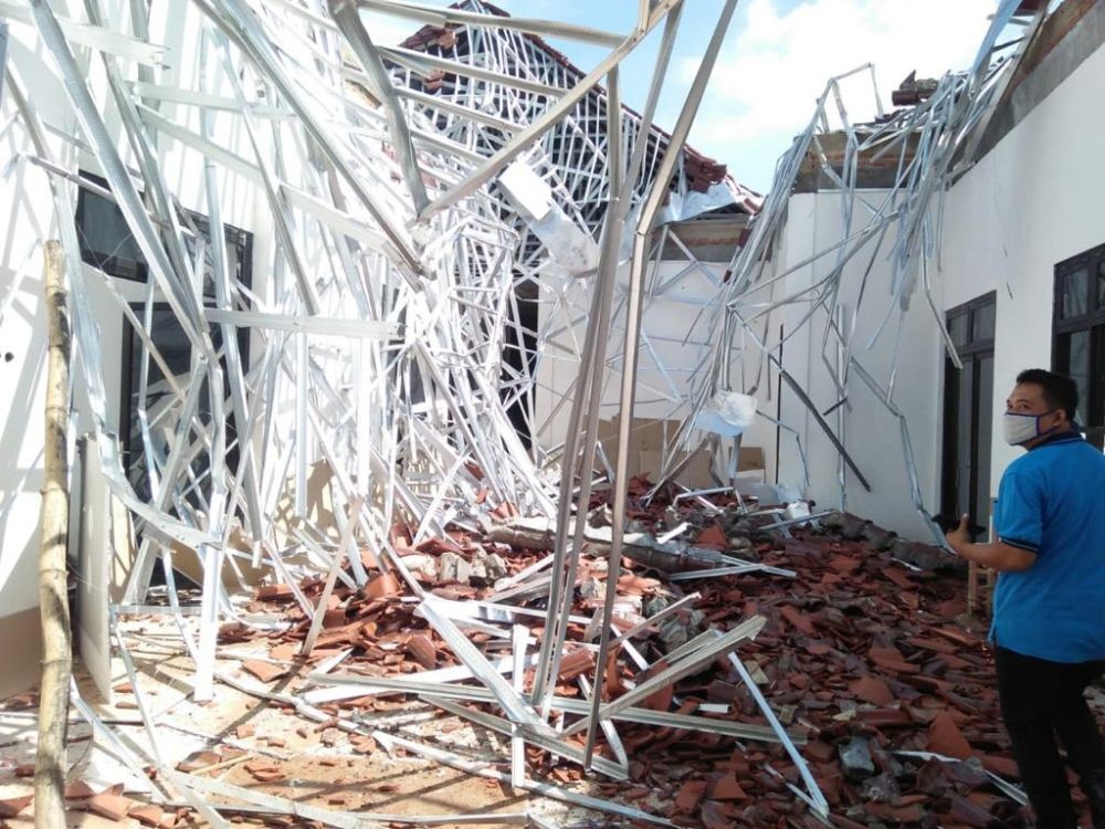 Polres Sampang Selidiki Penyebab Ambruknya Atap Puskesmas Torjun