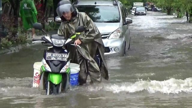 Hujan Lebat: Jalan Protokol di Makassar Tergenang
