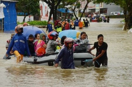 Sulsel Banjir Bandang, BNPB Salurkan Rp 250 Juta untuk Para Korban